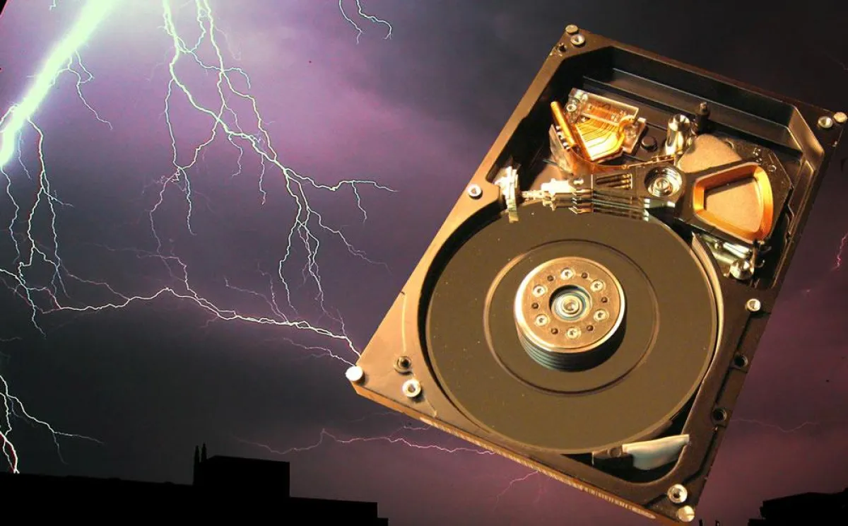 Datenverluste durch Gewitter erfordern meist professionelle Datenrettung.
