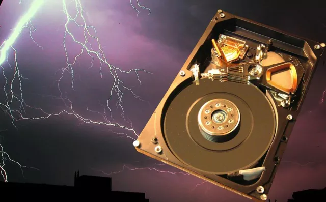 Bild: Datenverluste durch Gewitter erfordern meist professionelle Dattenrettung
