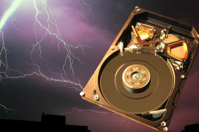 Datenverluste durch Gewitter erfordern meist professionelle Dattenrettung Bild: Datenverluste durch Gewitter erfordern meist professionelle Dattenrettung
