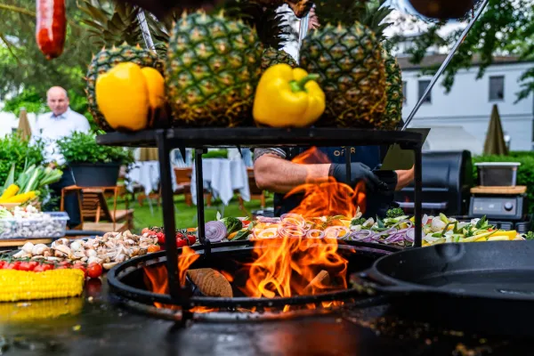 Bild: Grillen auf Meisterschaftsniveau: Küsten-Barbecue im Strandhotel Zingst startet am 2. Mai 2026
