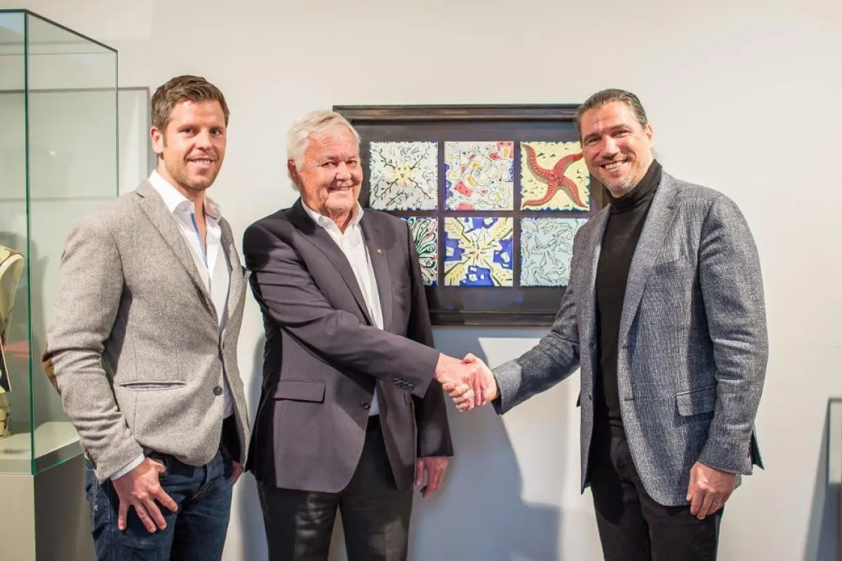 Henry Seeger, Peter R. Ackermann und Carsten Kollmeier enthüllen das neue Exponat im DaliBerlin.