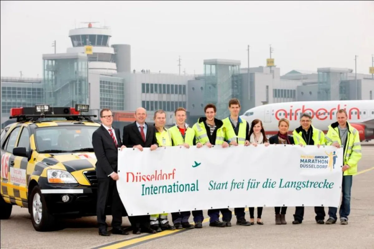 (von links nach rechts) Christoph Blume, Sprecher der Flughafengeschäftsführung sowie Jan Henning Wi