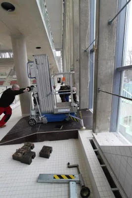 Sichere Glasreinigung mit einem Personenlift: System Lift Partner baut Podest für Platzierung der Arbeitsbühne Bild: Sichere Glasreinigung mit einem Personenlift: System Lift Partner baut Podest für Platzierung der Arbeitsbühne