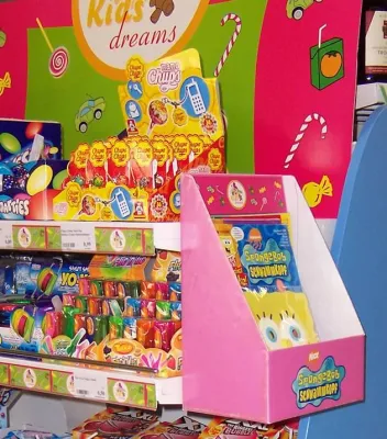 Bild: Kooperation Ehapa-Verlag und MCS: Süßwaren und Kinderzeitschriften aus einem Regal