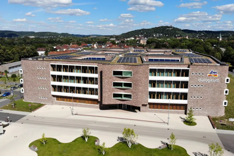 Bild: Bewerbungsschluss Karrieretag Familienunternehmen bei dm - Jetzt noch bis zum 10. Juni 2024 bewerben