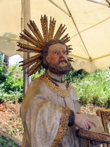 Bild: Antiquitäten auf freiem Feld