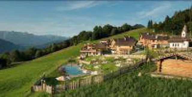 Bild: Sommerurlaub in idyllischen Luxus-Chalets im Almdorf Sankt Johann im Pongau
