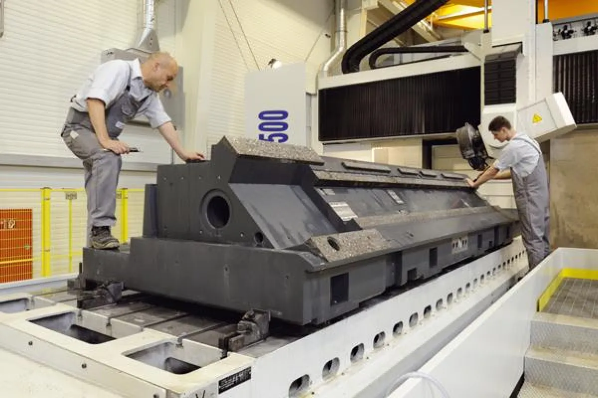 Die CNC-Präzisionsschleifmaschine der Marke Favretto verfügt über eine Konvex- und Konkavschleifeinrichtung.