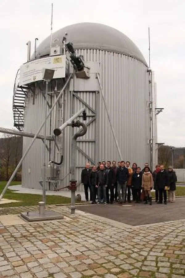 Mitglieder des Umweltclusters bei der Führung auf der Kläranlage Bad Abbach