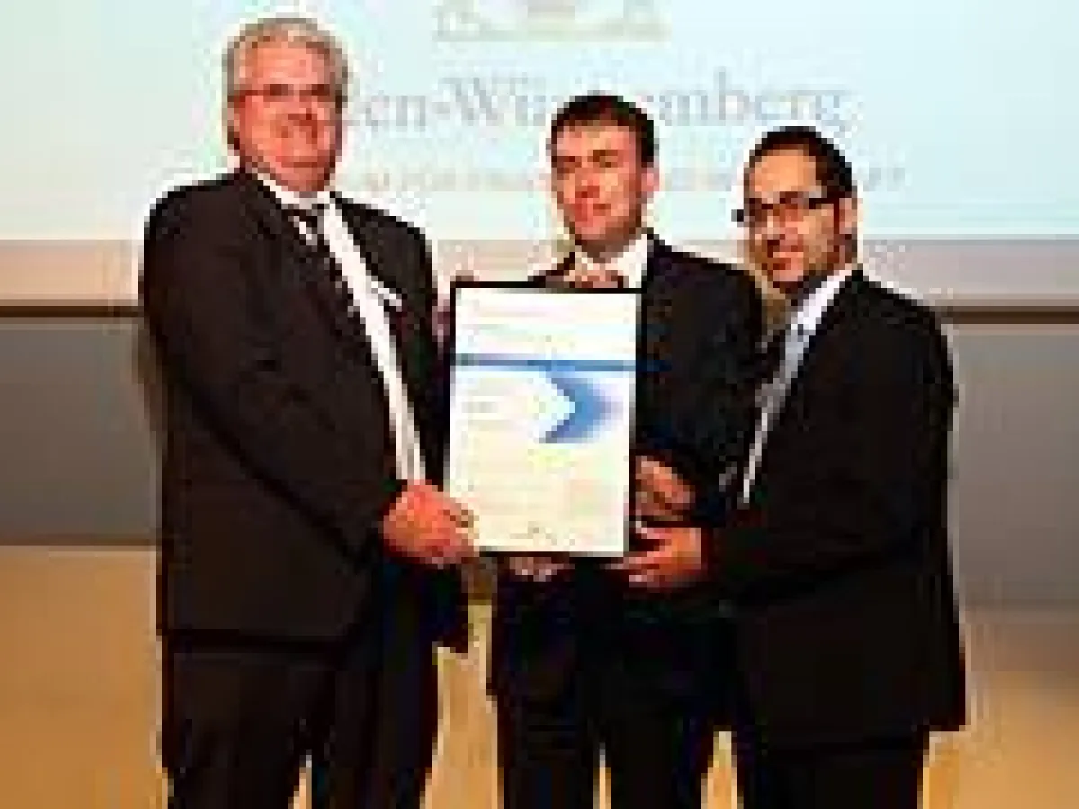 Übergabe der Auszeichnung an Christof Biedermann (links) und Shahin Khazanbeik von der Wilken GmbH