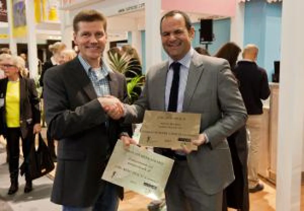 Edward Suares (r.) und Joachim Nitz besiegeln Deutschlands erste Strandpartnerschaft auf der ITB