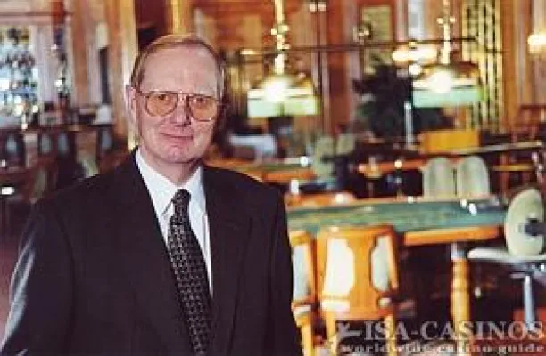 Bild: ISA-CASINOS gratuliert Klaus Gülker, Geschäftsführer der Spielbank Wiesbaden GmbH & Co. KG, zu seinem 65.Geburtstag