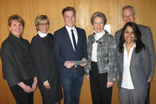 Bild: Finanzspritze für Dubai Johannes Negwer erhält Mobilitätsstipendium