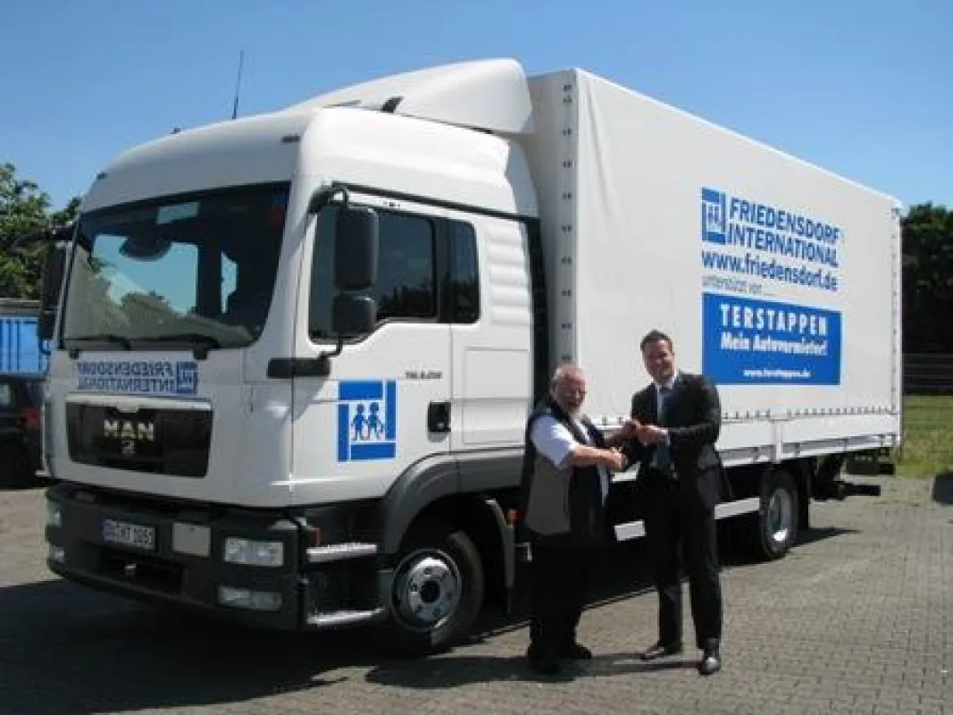 Rico Roßner (rechts), Filialmanager der Terstappen Autovermietung, übergibt die  Fahrzugschlüssel an Siegfried Loth vom FRIEDENSDORF.