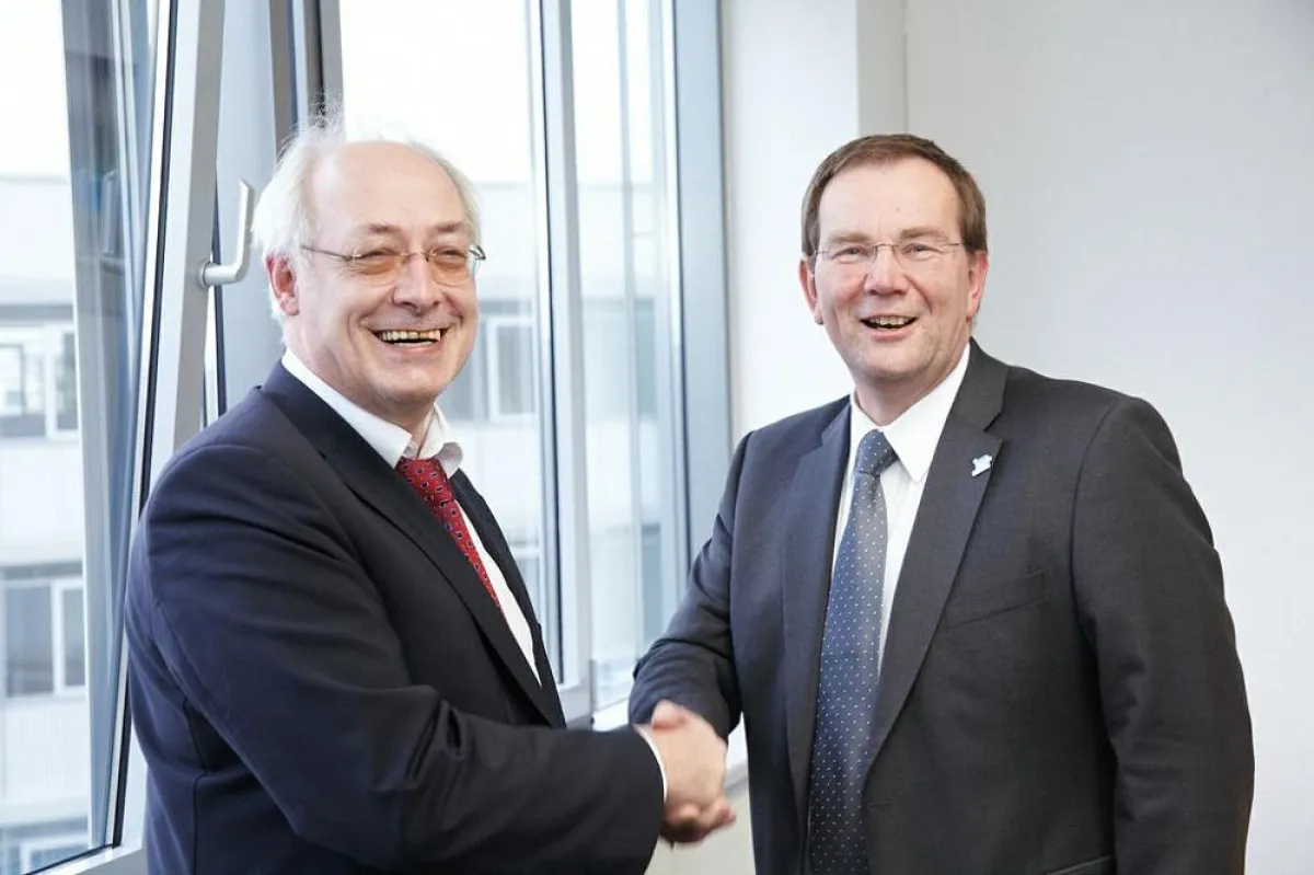 (v. r.) Achim Segler gratuliert Gerhard Kroll