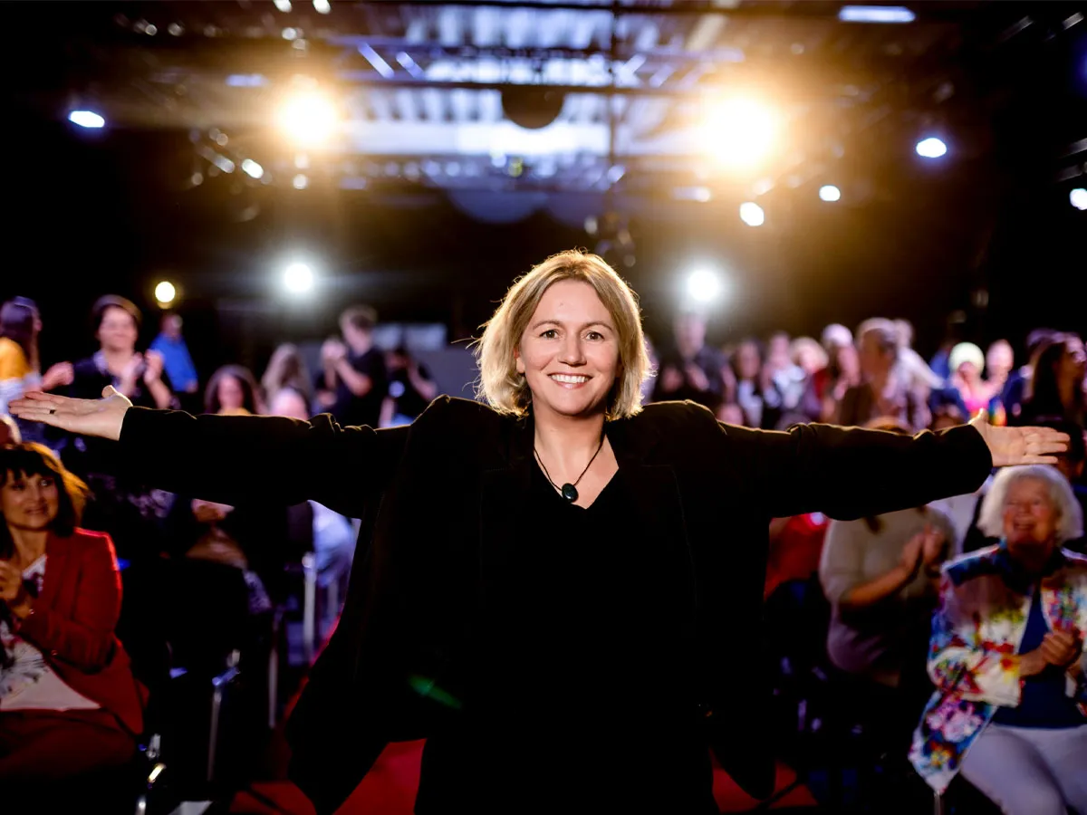 Auf der Bühne (© Dominik Pfau)