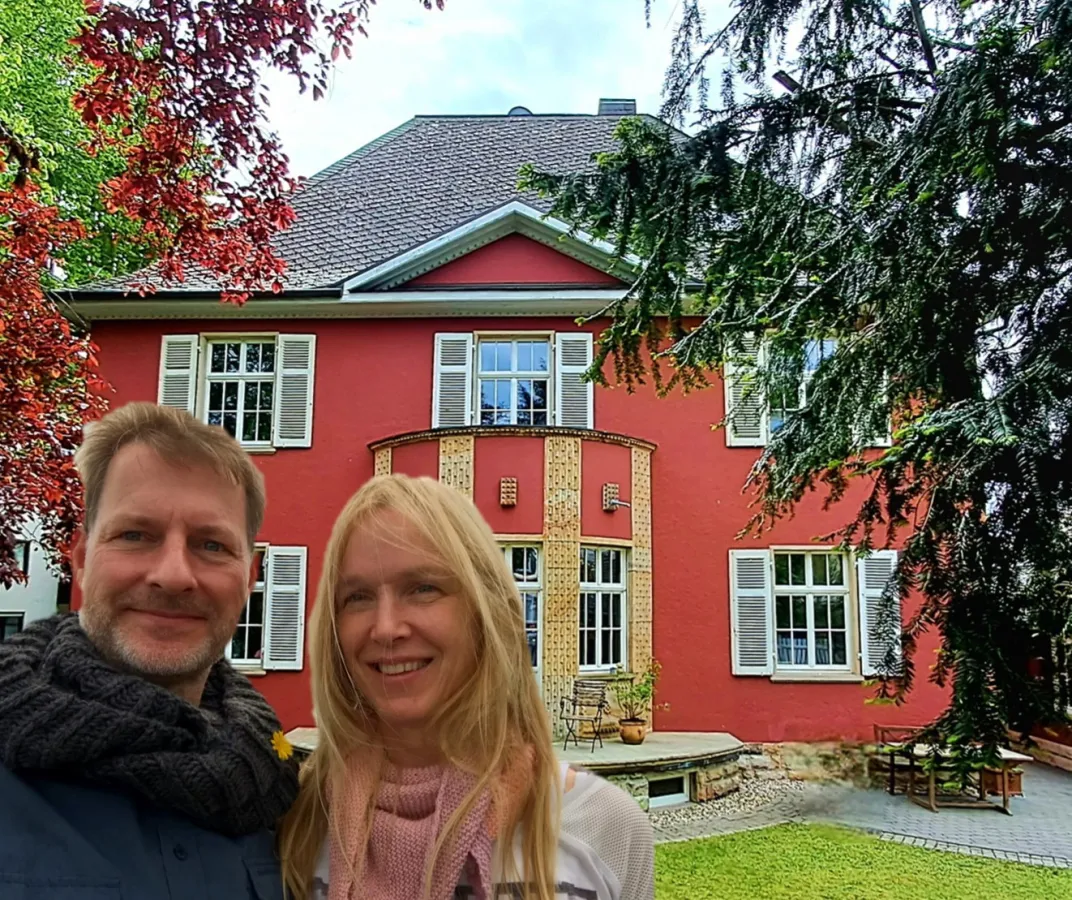 Dr. Claudia Wenzel und Tom Faith begrüßen Dich in der Villa momentum (© 2024, momentum)