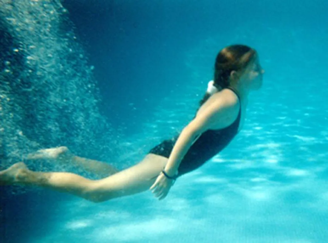unter Wasser lädt ein zum Sprung in unbekannte Tiefen. (Reg Mckenna from UK, A girl in a swimming pool - underwater. From