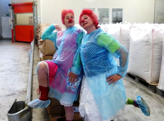 Bild: Kräuter Mix unterstützt Klinikclowns mit Dokumentationsfilm zur Teeproduktion