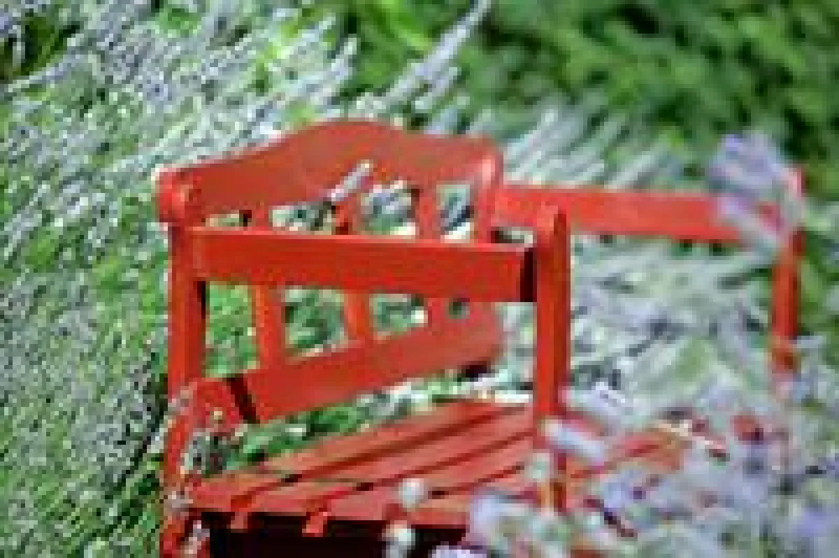 Gartenmöbel mit der Holzlasur