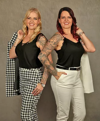 Tätowierte Zwillinge eröffnen ein großes Brautgeschäft auf über 300qm² in Siegburg Bild: Tätowierte Zwillinge eröffnen ein großes Brautgeschäft auf über 300qm² in Siegburg