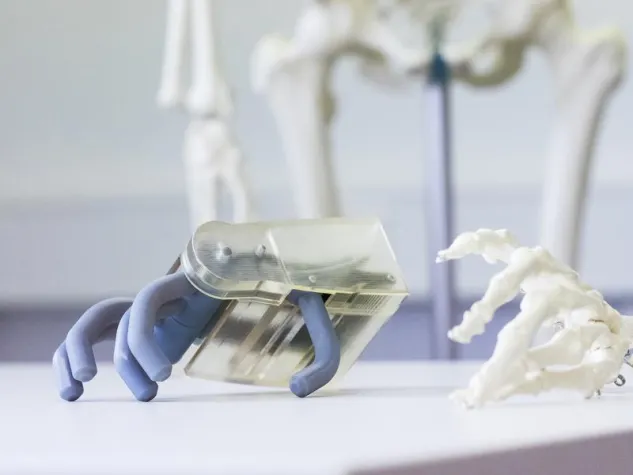 Bild: Aus erster Hand - Nachbau der "Eisernen Hand" des Götz von Berlichingen überrascht Forscher