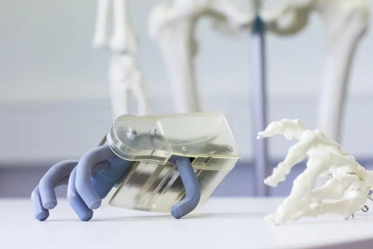 Bild: Aus erster Hand - Nachbau der "Eisernen Hand" des Götz von Berlichingen überrascht Forscher