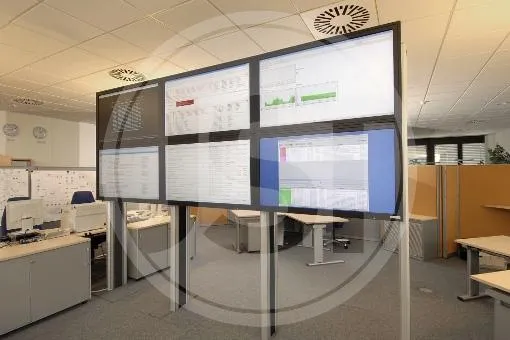 Bild: JST realisiert LCD-Monitorwand / Videowand im Kontrollraum / Leitstand bei Avarto-Systems