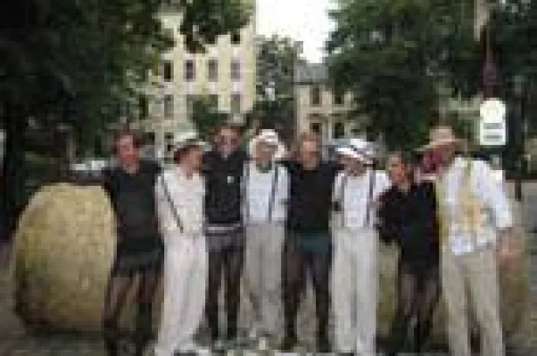 Popráci – das 176. Rixdorfer Strohballenrollen Bild: Popráci – das 176. Rixdorfer Strohballenrollen