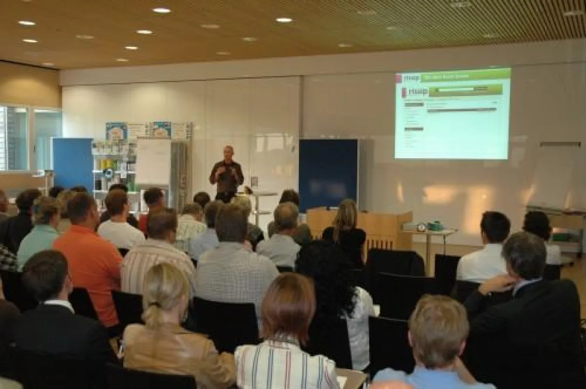 Heinz Siegenthaler, Leiter Kursentwicklung bei rissip, erläutert dem Publikum den Aufbau eines E-Learningkurses