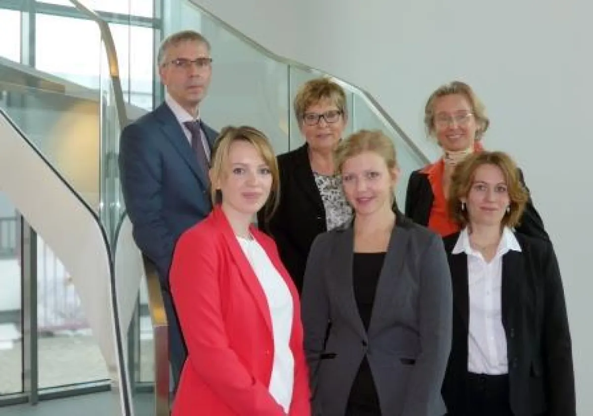 Die Absolventinnen Natascha Everwien (1. l. u.), Melanie Müller (2. l. u) mit Ausbildungspartnern