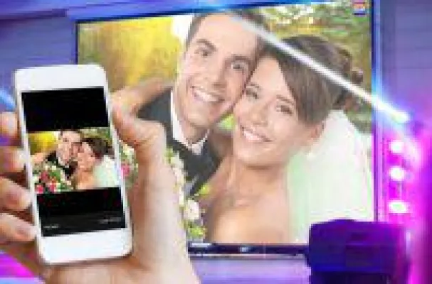 Bild: Interaktive Hochzeitsfeier - die digitale Selfiewall zeigt Handyfotos der Feier auf der Beamerleinwand