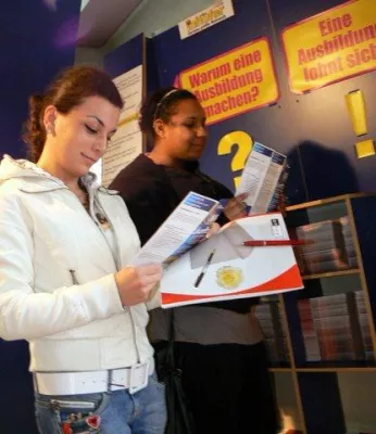 Bild: Viele Jugendliche informieren sich über Lehrberufe bei Möbel Inhofer