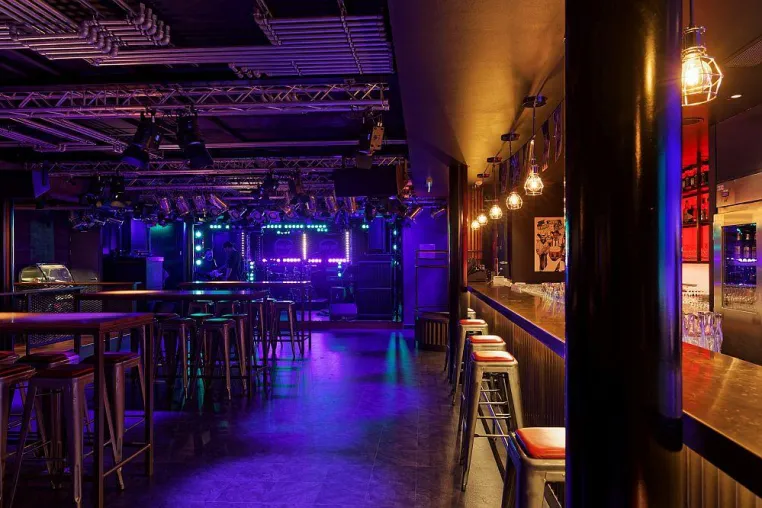 Bild: Die Rock Box Bar auf AIDAnova macht ihrem Namen alle Ehre.