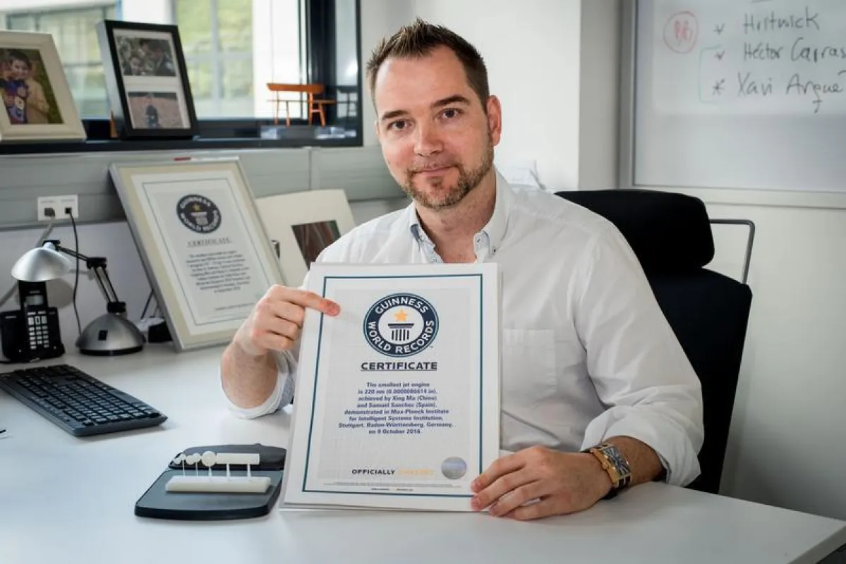 Dr. Samuel Sánchez ist begeistert, gleich wie beim letzten Mal, als er den Eintrag ins Guinnessbuch der Rekorde bekam für den kleinsten Düsenantrieb, der jemals entwickelt wurde (MPI-IS)