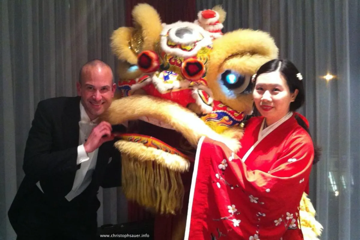 Sänger Christoph Sauer und Lixue Lin mit chinesischem Löwen