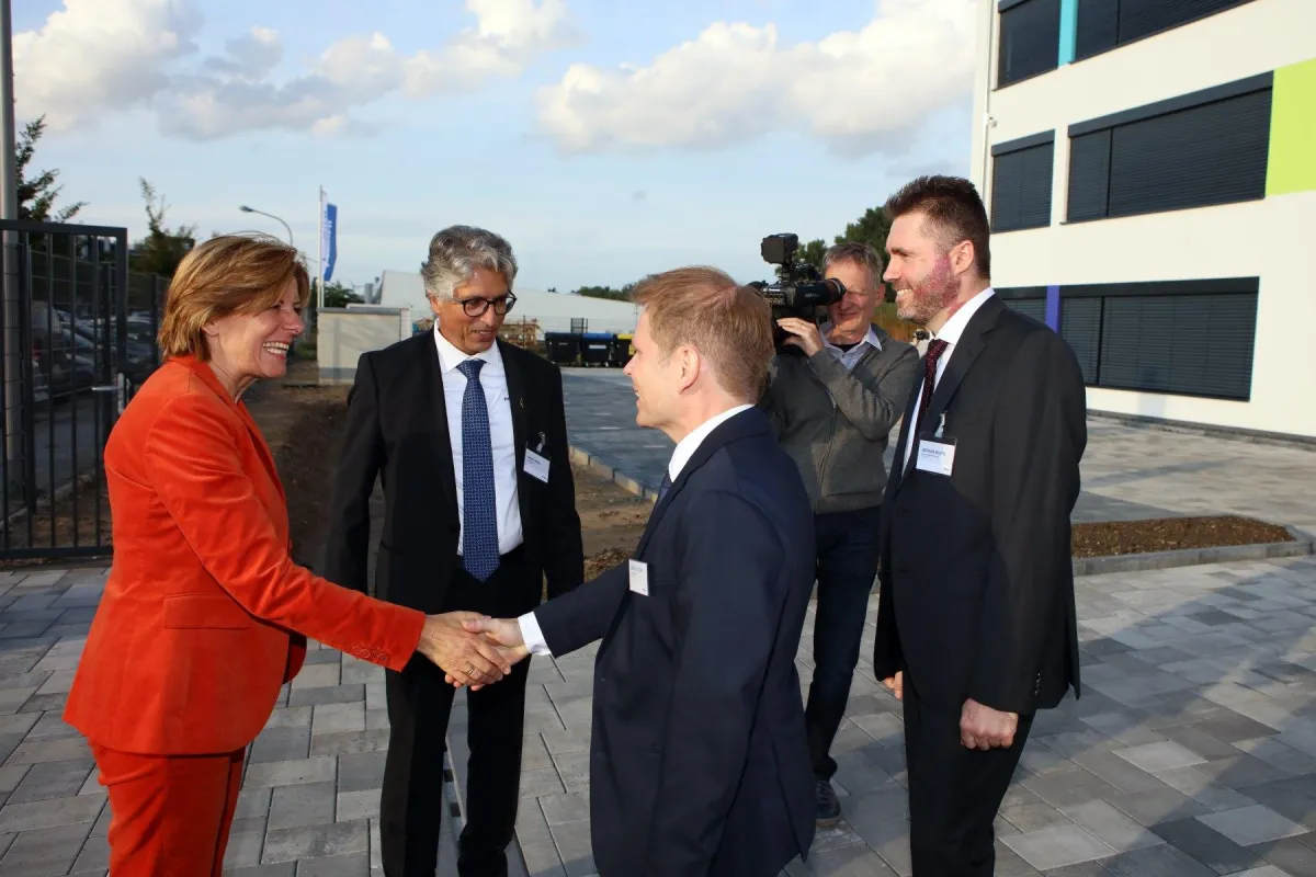 Malu Dreyer mit S. Fasihi, R. Lutzer sowie Prokurist Werner Beutel (v.l.) Foto: Fasihi