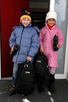 Bild: Jede Menge Rucksäcke und Sport-Trinkflaschen für die Kids in den deutschen SOS-Kinderdörfern