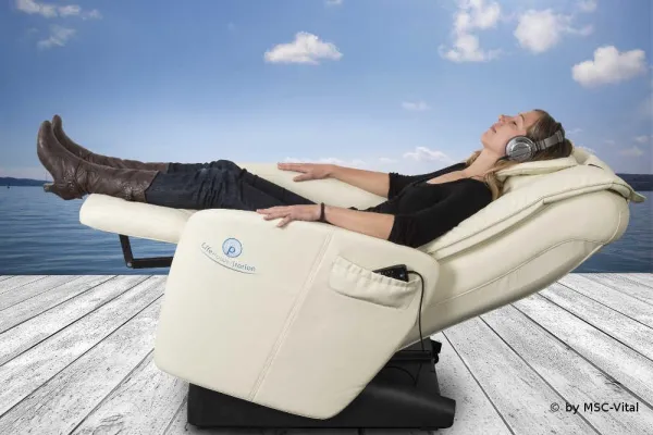 Bild: Powernap mit der "LifePowerStation", der 3 in 1 Wellness-Sessel zur gewerblichen Aufstellung