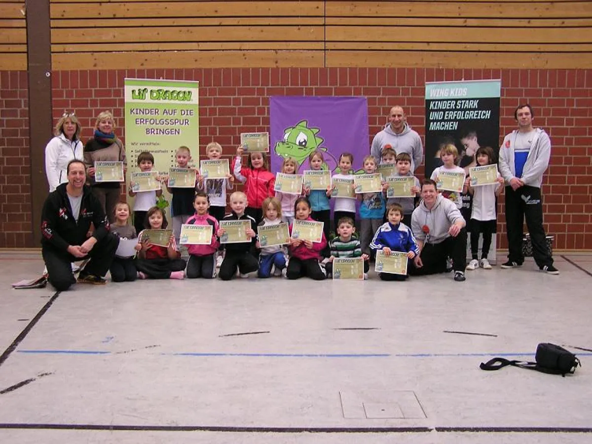 Das Team der Bewegungsakademie mit den Schülern und Lehrern der Herzbergschule
