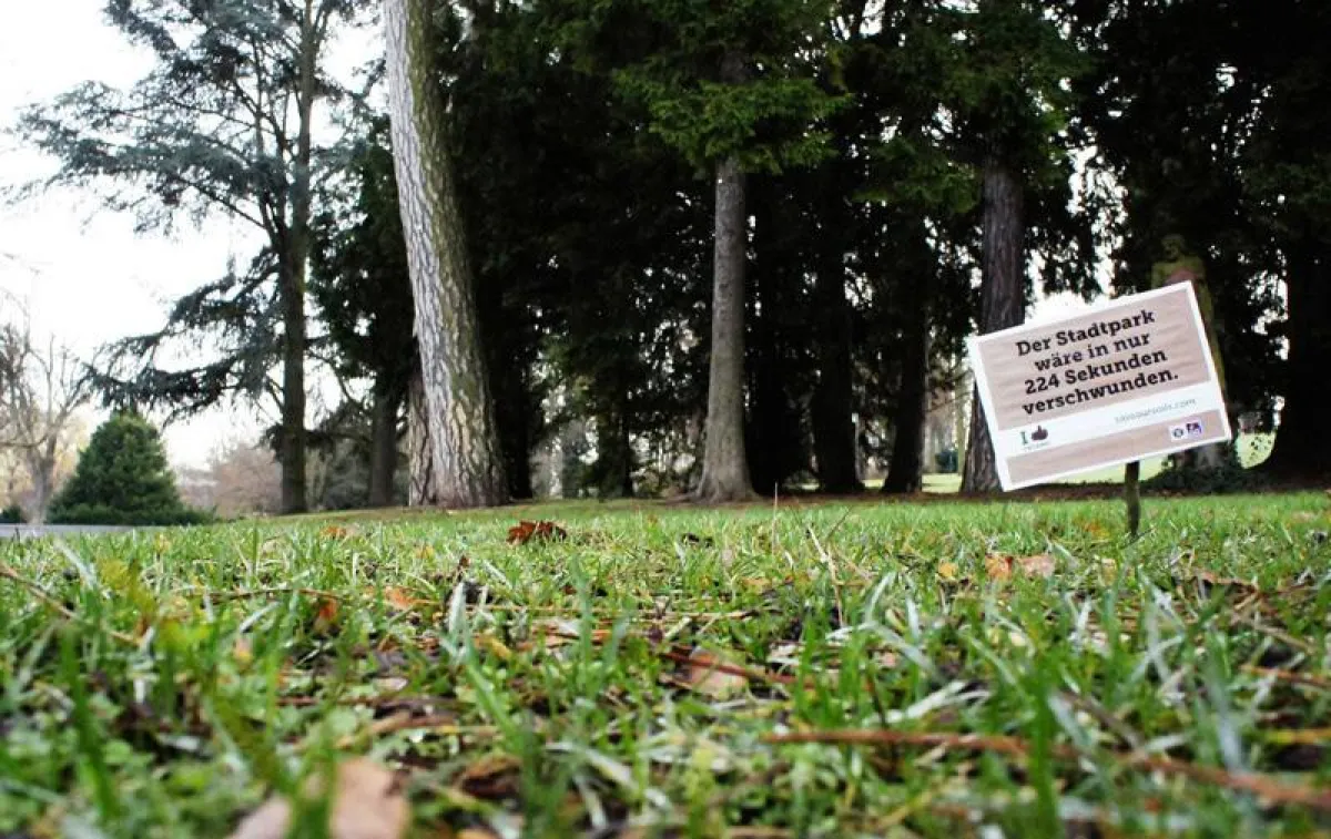 Schilder führten die Ausmaße des Bodenabbaus vor Augen.