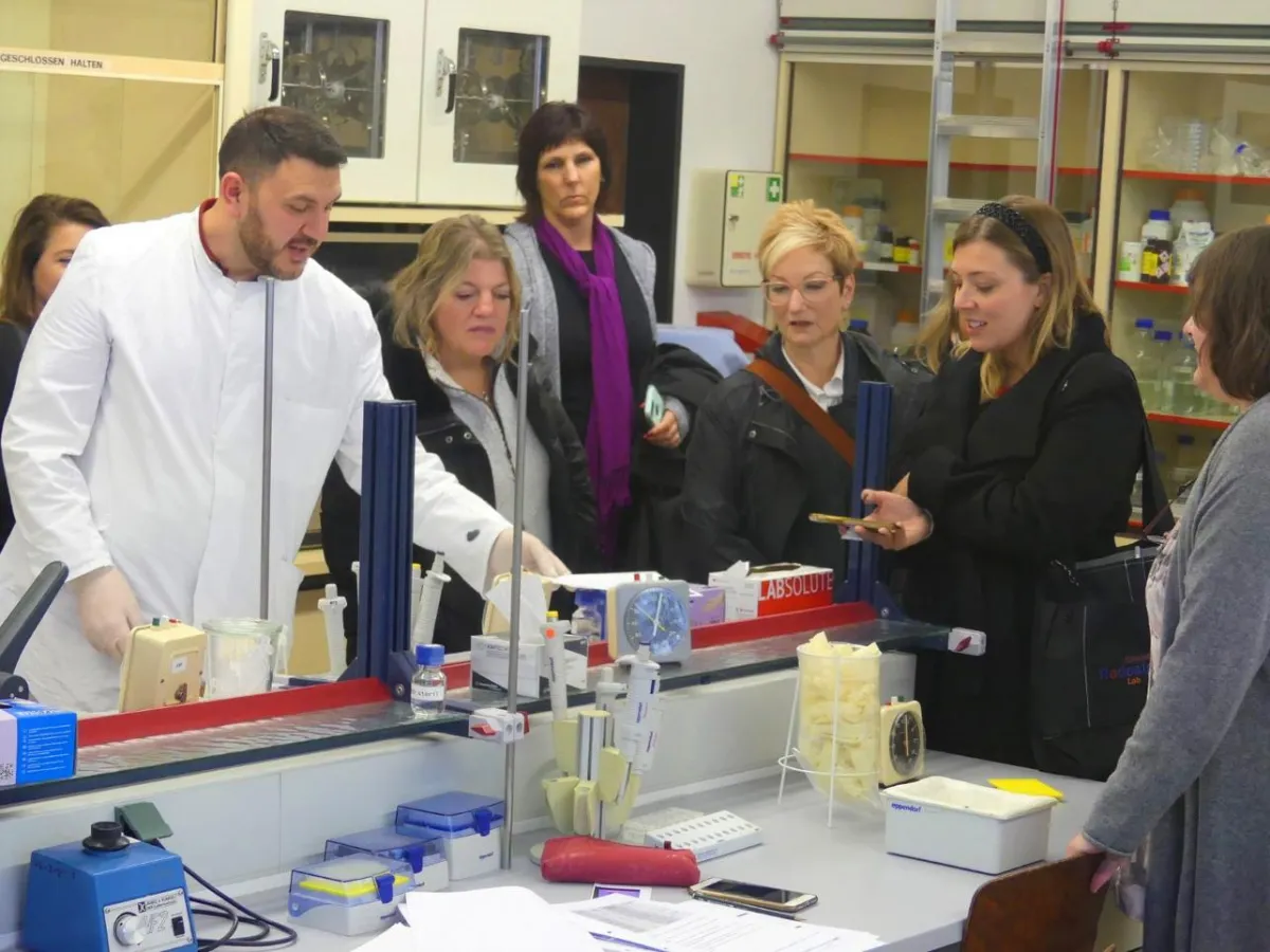 Bildungsexperten aus den USA informierten sich im RBZ Köln und besuchten die Labore