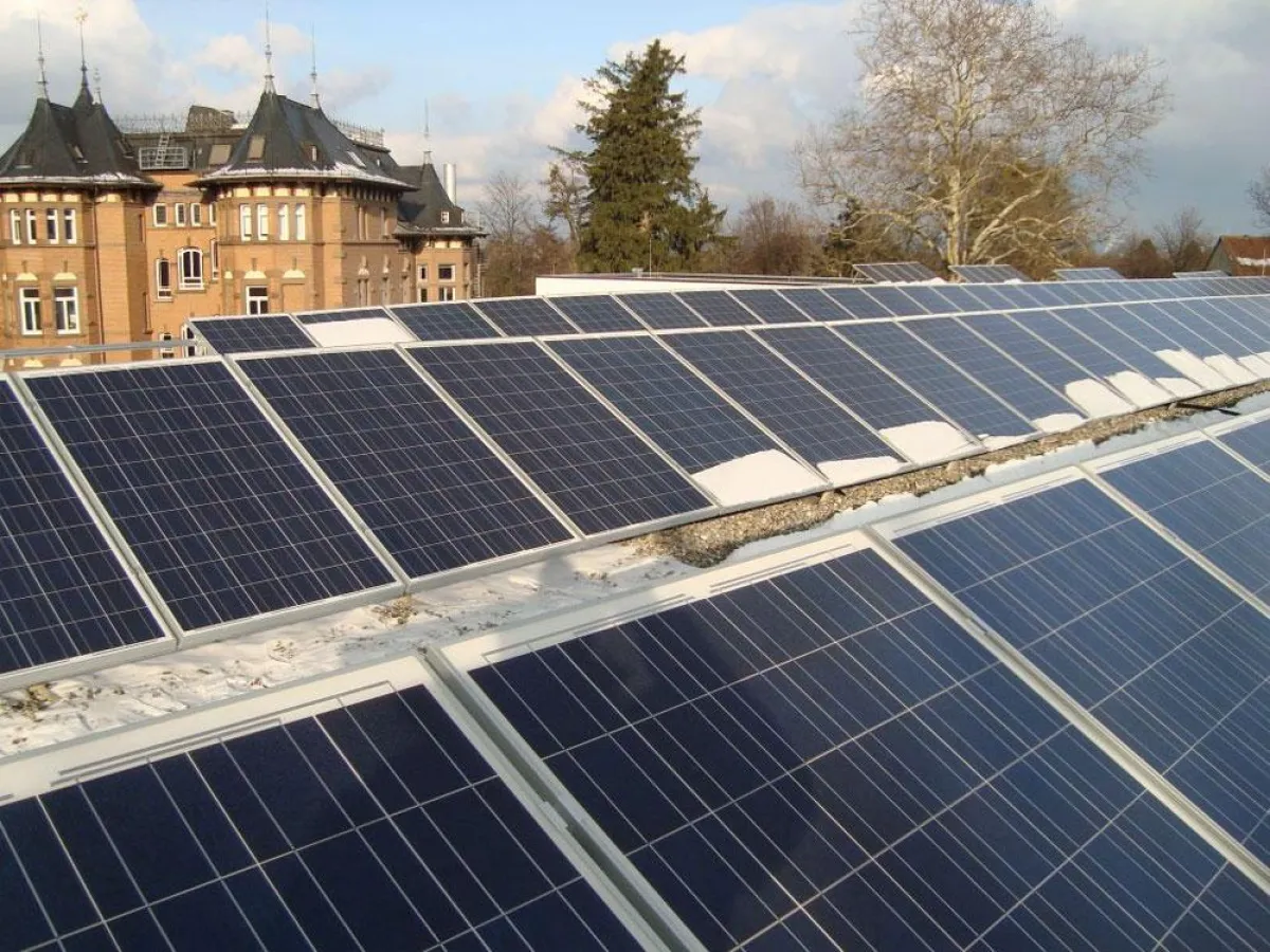 In der Evangelischen Akademie Bad Boll spielt der Klimaschutz nicht nur als Tagungsthema eine wichtige Rolle. Auf dem Dach des Tagungszentrums produziert die Ökumenische Energiegenossenschaft Sonnenst