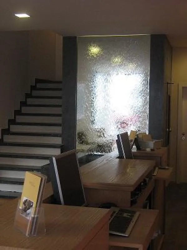 Das Seehotel Litz hat im Empfangsbereich eine Wasserwand aufgestellt. Sie soll Gäste auf das Wellnesskonzept des Hauses aufmerksam machen.