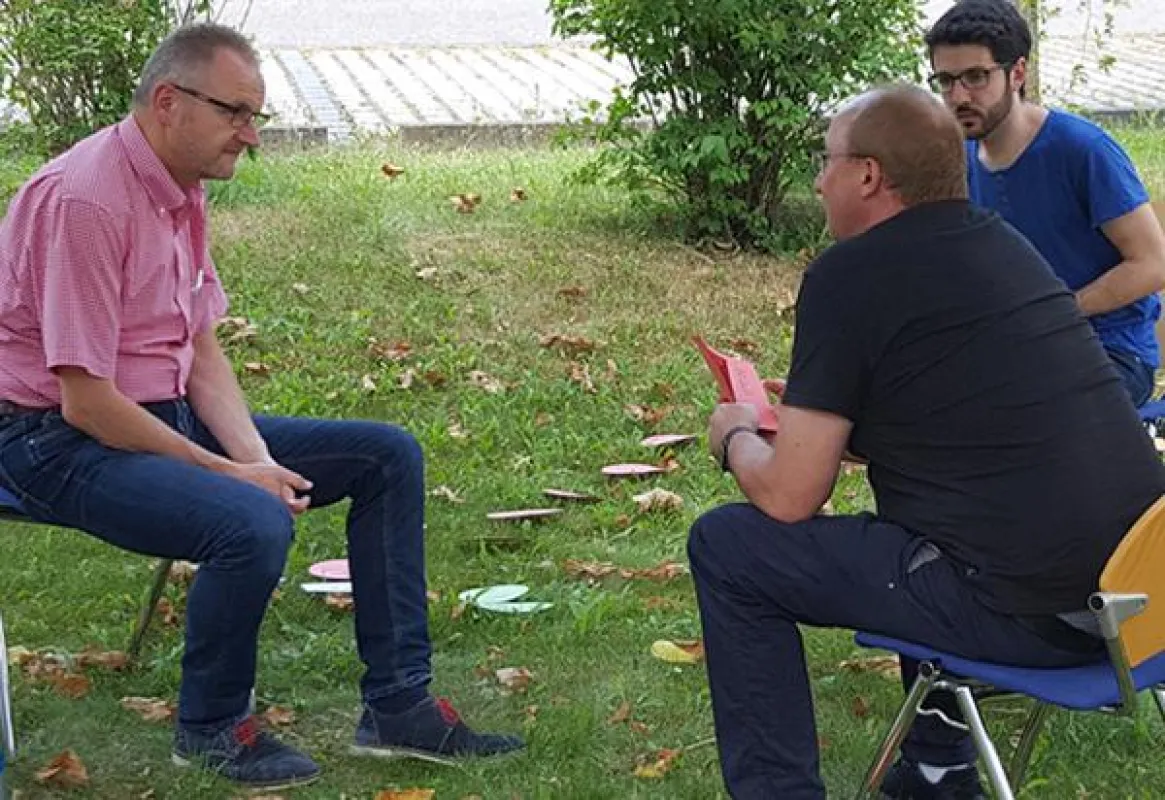 Die Teilnehmer der Coaching-Ausbildung üben die Gesprächsführungstechniken auch untereinander.