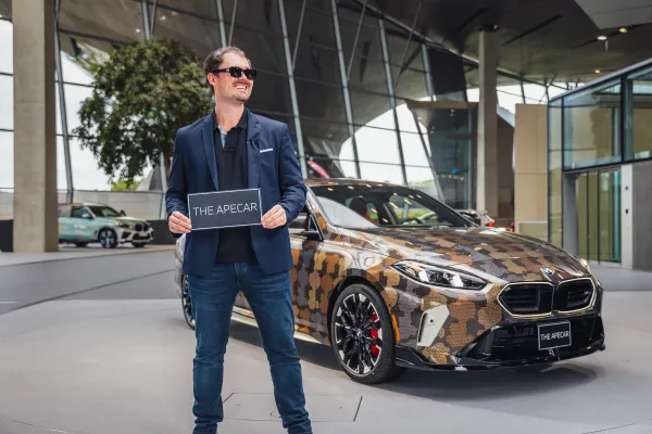 Bild: Ein digitales Kunstwerk wird Realität: BMW übergibt einzigartiges 1/1 Apecar