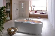 Bild: It’s a wonderful Whirl: Die neuen akua Whirlsysteme in einer freistehende Ovalwanne