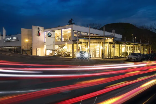 Bild: Unternehmerrunden Reutlingen und Eningen zu Gast bei der ahg Autohandelsgesellschaft