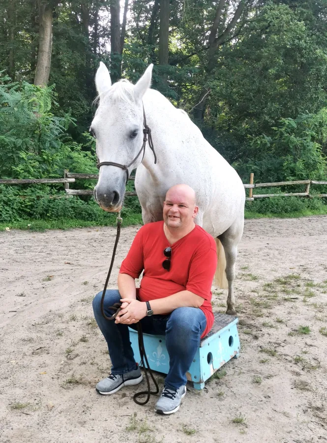 Ein Teilnehmer des heilpädagogischen Reitens (© Rosa-Bathon-Stiftung)