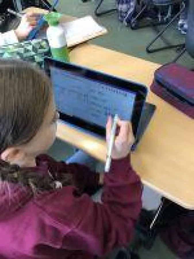 Schülerin arbeitet mit Stift am Endgerät